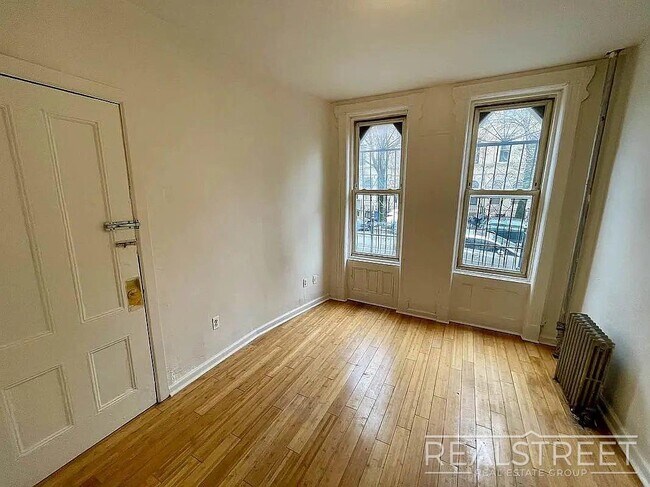 Foto del edificio - Spacious 3BR Apartment with Backyard Access in Prime Bushwick