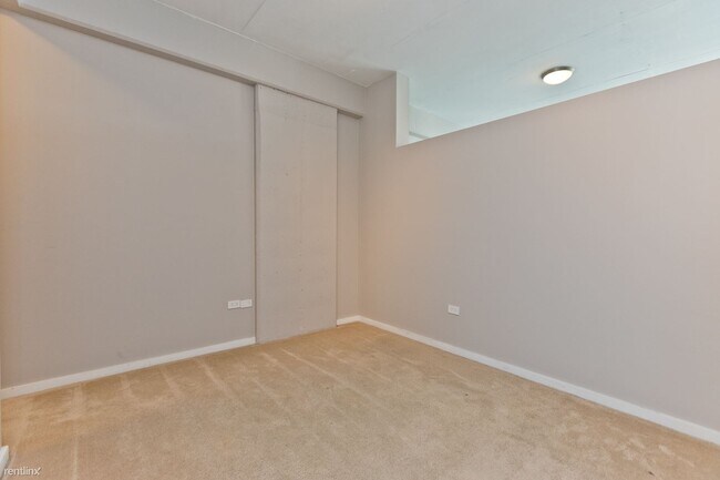 Building Photo - 2 br, 1 bath Condo - 1620 S Michigan Ave U...