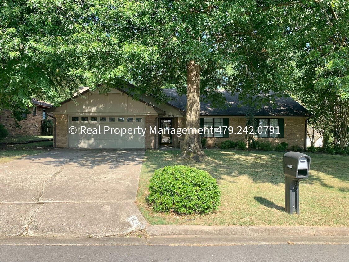 Primary Photo - COMING IN NOVEMBER! Charming 3 bed 2 bath ...