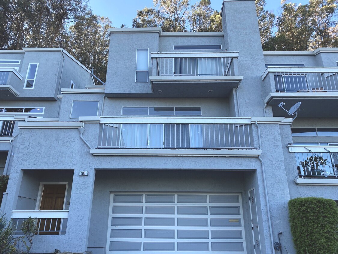 Primary Photo - 100 Livingston Terrace Dr