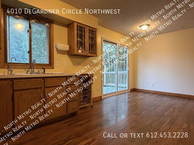 Foto del edificio - 4010 DeGardner Cir NW