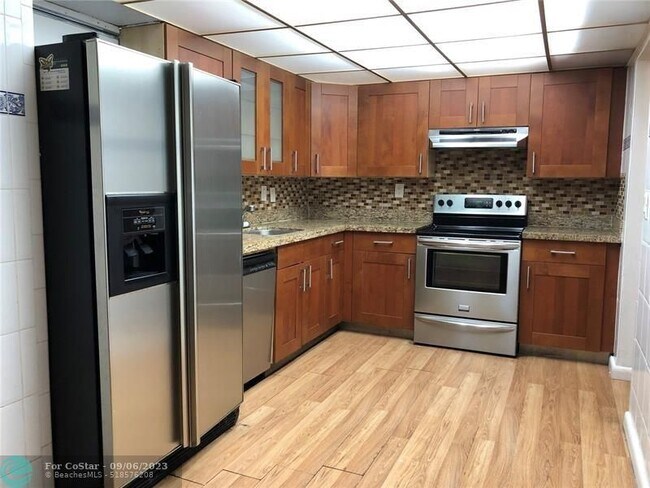 Building Photo - 20350 W Country Club Dr