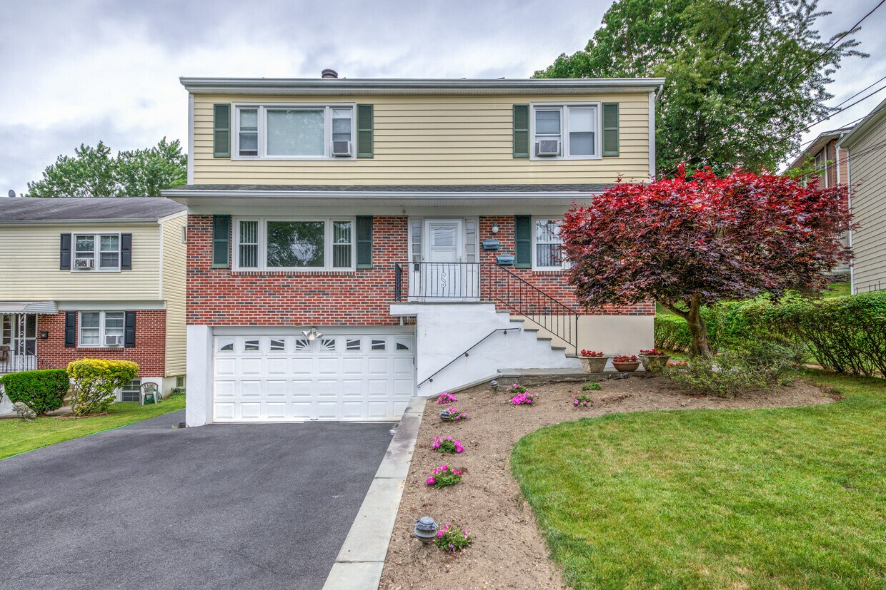 Primary Photo - 10 Walnut Ln
