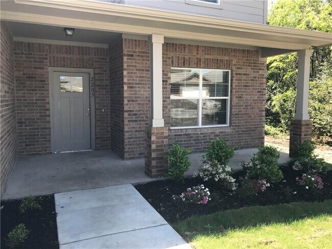Foto del edificio - 2205 Bettylou Ln