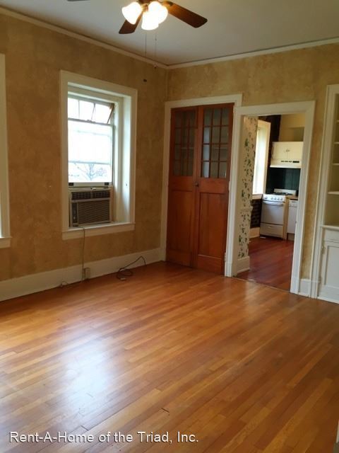 Building Photo - 2 br, 1 bath House - 906 B-2 West Market S...