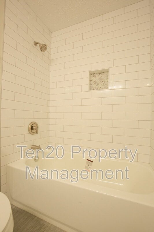 Foto del edificio - 6823 Live Oaks Dr