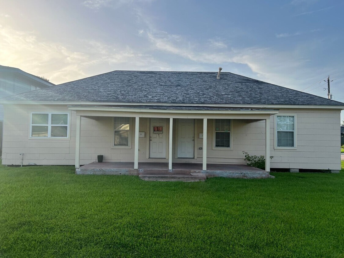Foto principal - Charming 2BR Duplex in La Porte
