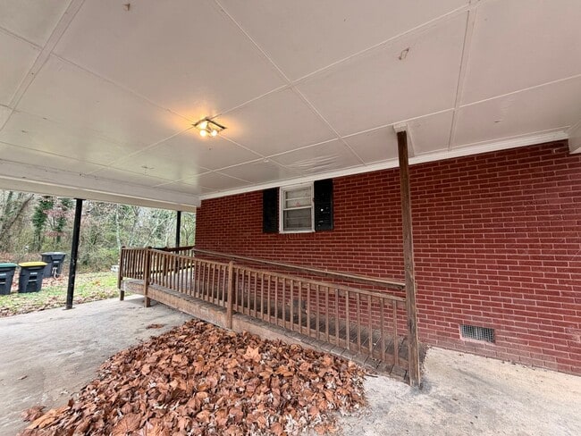 Building Photo - Brick 3/1.5 House in West Rome- $1,250