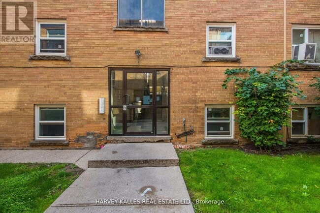 Building Photo - 2905 St Clair Ave E