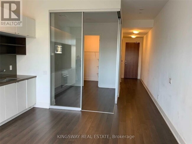 Photo du bâtiment - 111 St Clair Ave W