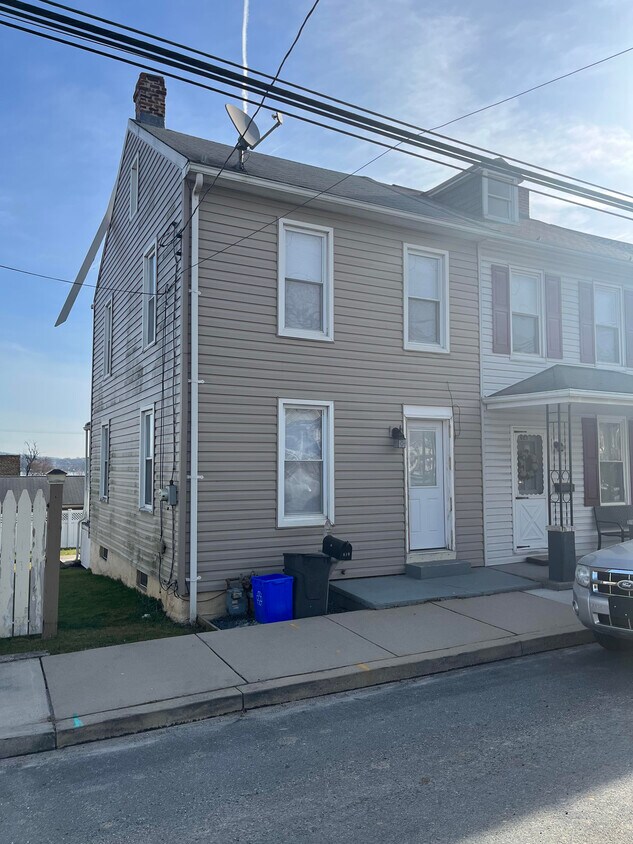 Primary Photo - 619 S Front St