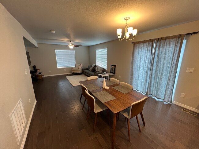 Foto del edificio - 9730 Porch Swing Ln