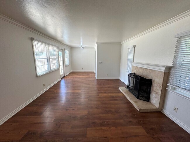 Building Photo - Central Ventura Home with Large Yard!