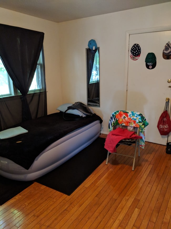 Interior Photo - 410 Douglas St