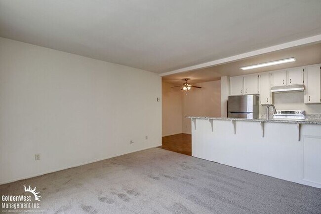 Foto del edificio - Cozy 2Bdm 1Ba Condo Located In Serra Mesa Neighborhood of San Diego
