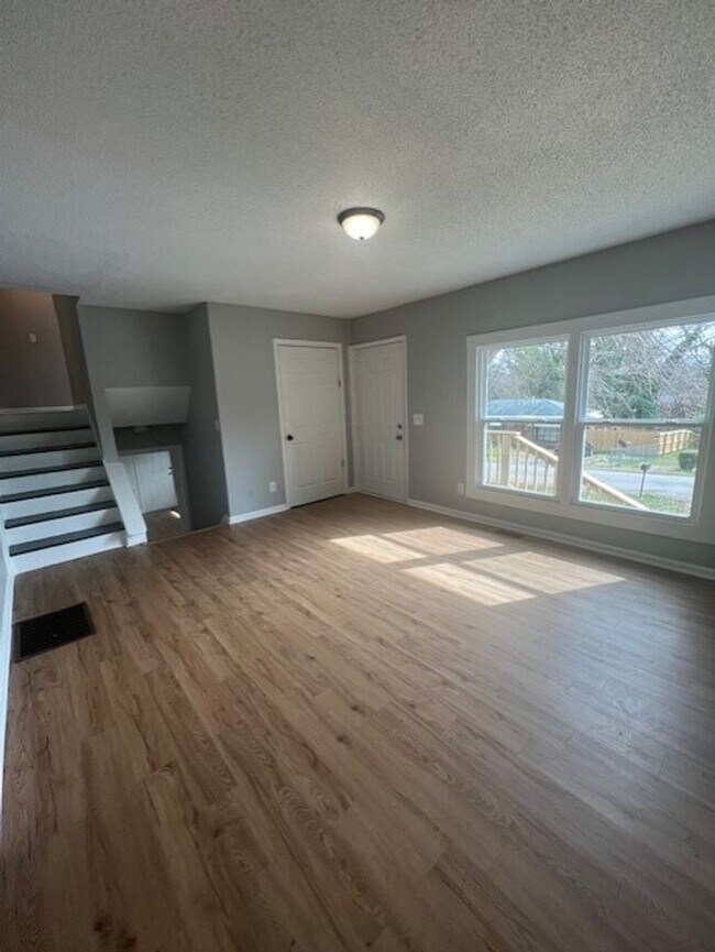 Foto del edificio - Remodeled 4 Bed 2 Bath