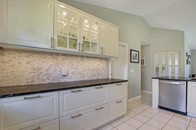 Building Photo - 18  Admirals Court
