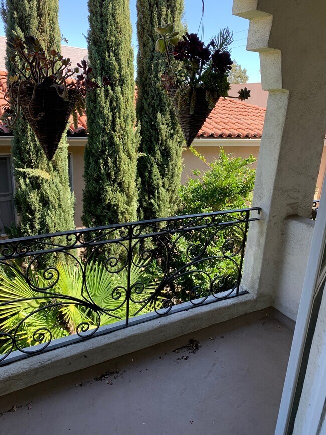 Foto del edificio - 9560 1/2 W Olympic Blvd