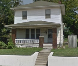 Building Photo - 1009 S Walnut St
