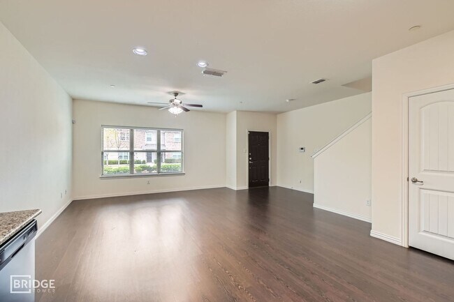Foto del edificio - 1349 Lakecrest Ln