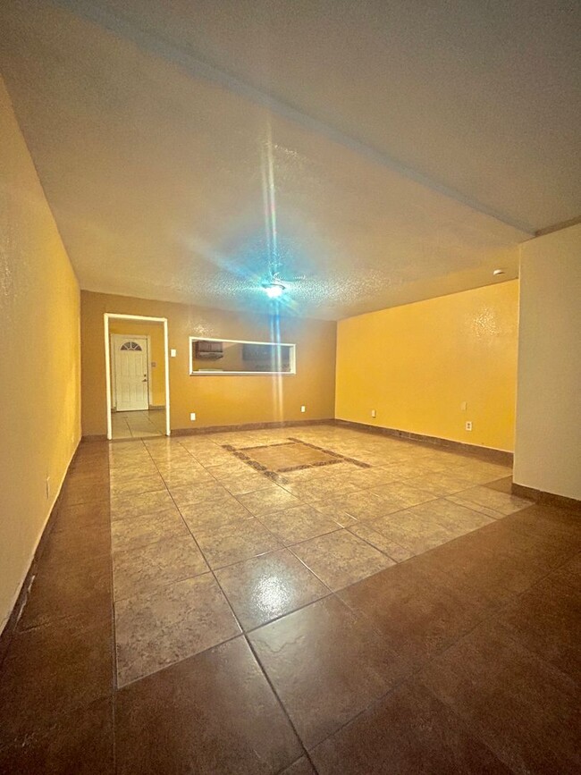 Foto del edificio - Spacious 3 bed/1 bath available in McFarla...