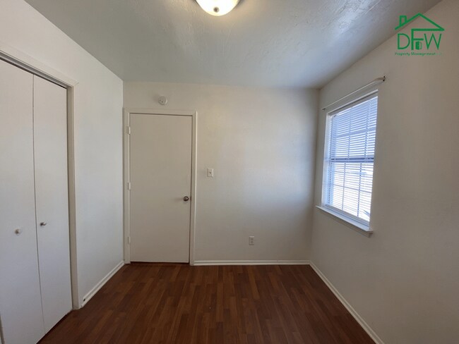 Building Photo - 809 W Walnut St