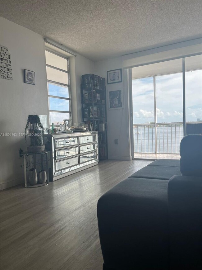 Building Photo - 2910 Point E Dr