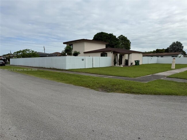 Foto del edificio - 10865 Gibson Dr
