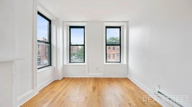 Building Photo - Bright & Spacious 5-Bed Flex Apartment with Backyard Access