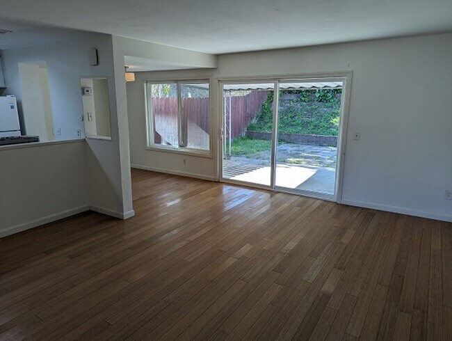 Foto del edificio - 3 Bedroom 2.5 Bathroom Two Story Townhome in Spring Valley