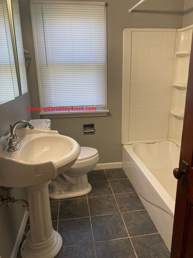 Foto del edificio - 2 Bedroom 1 Bath Home with 2 single stall ...