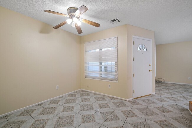 Foto del edificio - 1650 S Campus Ave