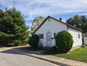 Building Photo - 718 Center St