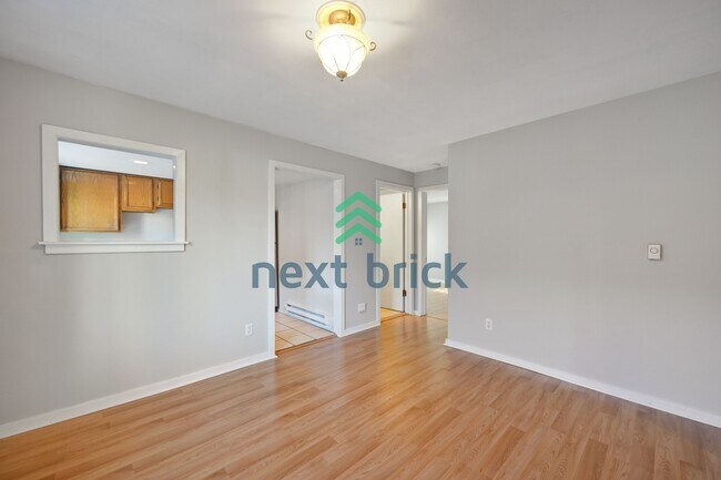 Foto del edificio - "Charming 2-Bed Retreat in Seattle's Heart – Cozy 840 Sq Ft Haven on 14th Ave West!"
