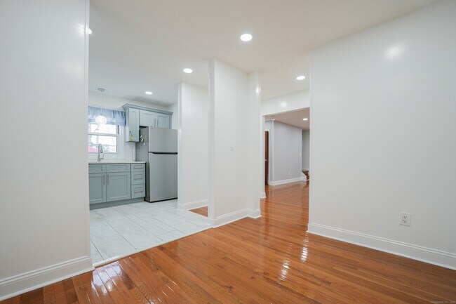 Building Photo - 377 Peck St