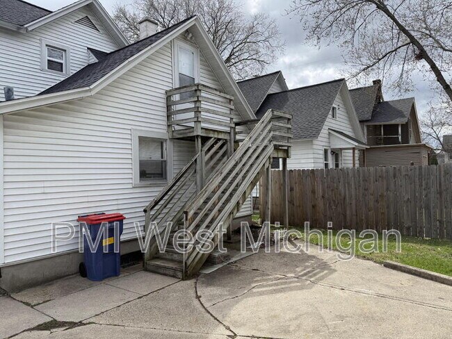 Building Photo - 927 10th St NW