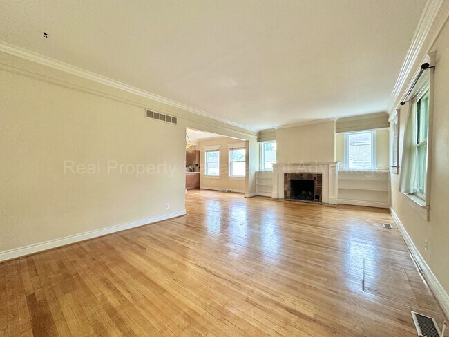 Foto del edificio - 4 Bedrooms, Endless Charm and Steps from D...