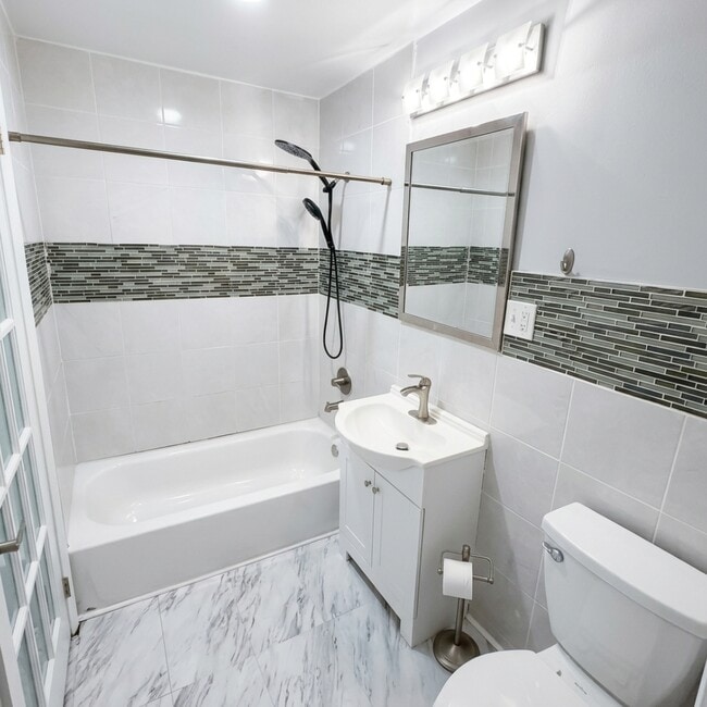 Building Photo - 421 Banksia Dr