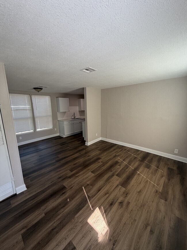 Foto del edificio - 1557 N Volutsia