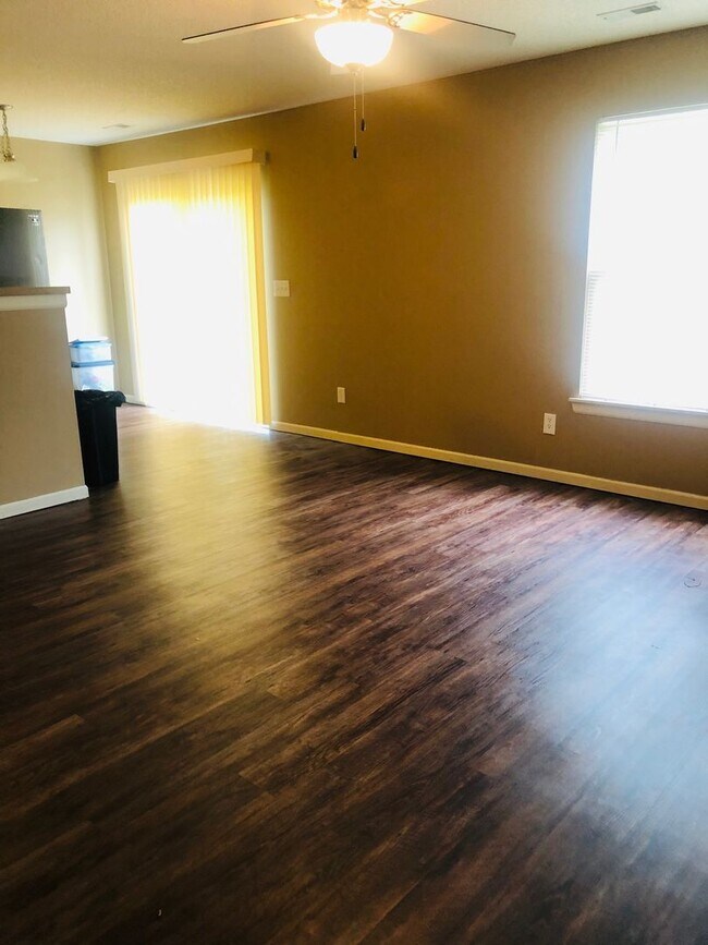 Foto del edificio - 909 Whitetail Ct