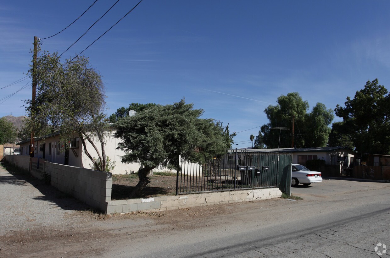 Foto del edificio - 21770-21776 Dracaea Ave