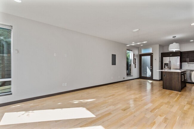 Foto del edificio - Spacious 3 BR home in Seattle