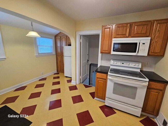 Foto del edificio - 2 Bedroom 1 Bath House for Rent Kent Ohio.