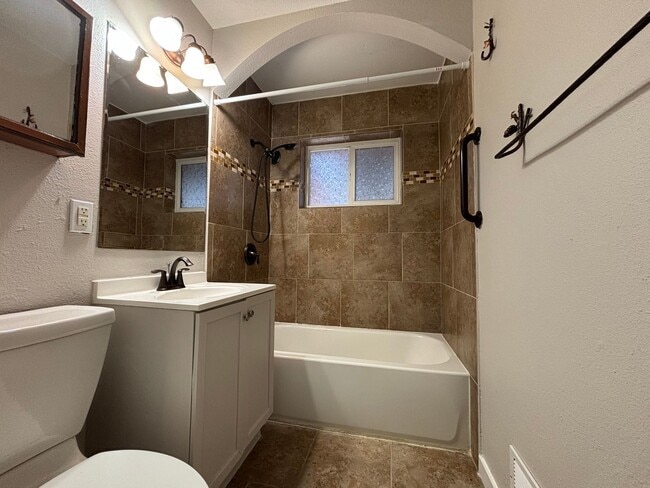 Foto del edificio - 3 Bed, 1 Bath Home for Rent, Available Now!  MileStone Real Estate Services