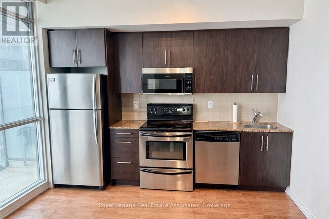 Photo du bâtiment - 65 Bremner Blvd