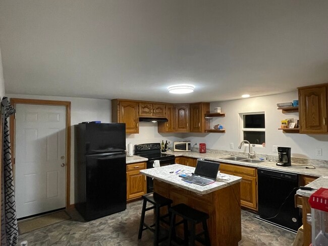 Building Photo - 329 W Main St