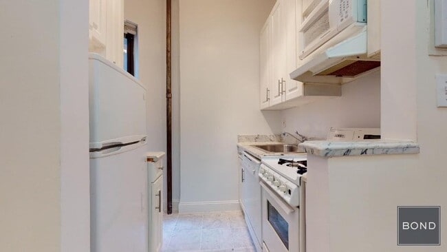 Foto del edificio - 240 E 83rd St