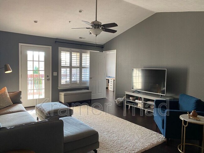 Foto del edificio - 1384 Heatherwood Ln