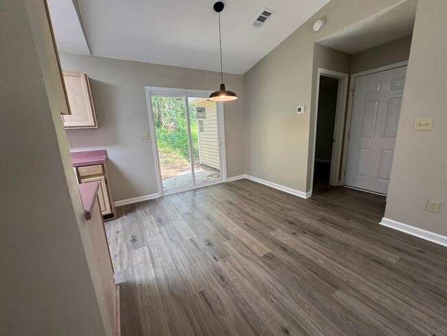 Building Photo - 1052 Longstreet Dr