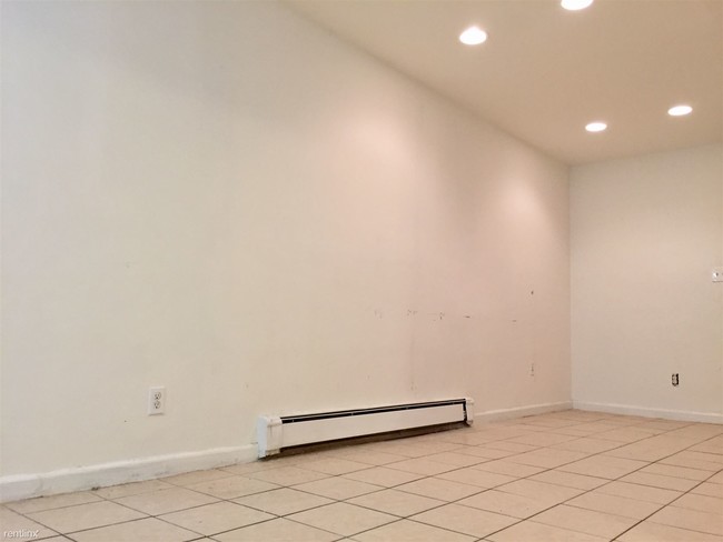 Building Photo - 1017 Halsey St